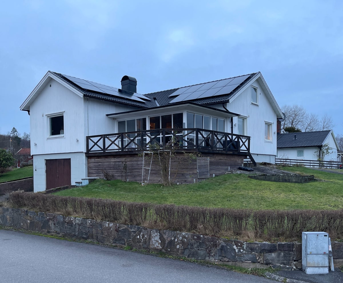 Solceller på vit villa i Borås – ReNERGI installation