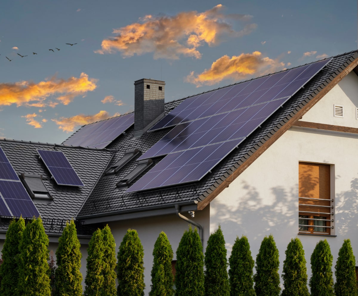 Solpaneler på villa i solnedgång, Borås – ReNERGI